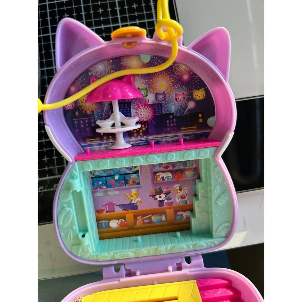 Polly Pocket Sushi Shop Cat Compact, Japanese Sushi-Themed Toys Play Fun